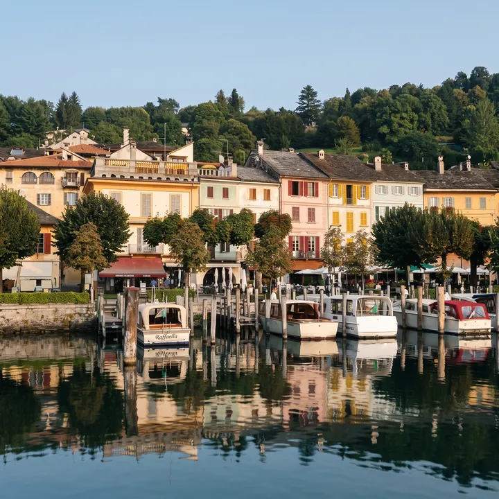 I pontili dei battelli in piazza Motta, a Orta