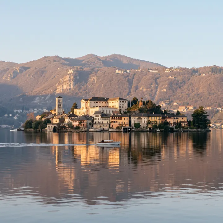 L'isola di San Giulio con la basilica e il campanile